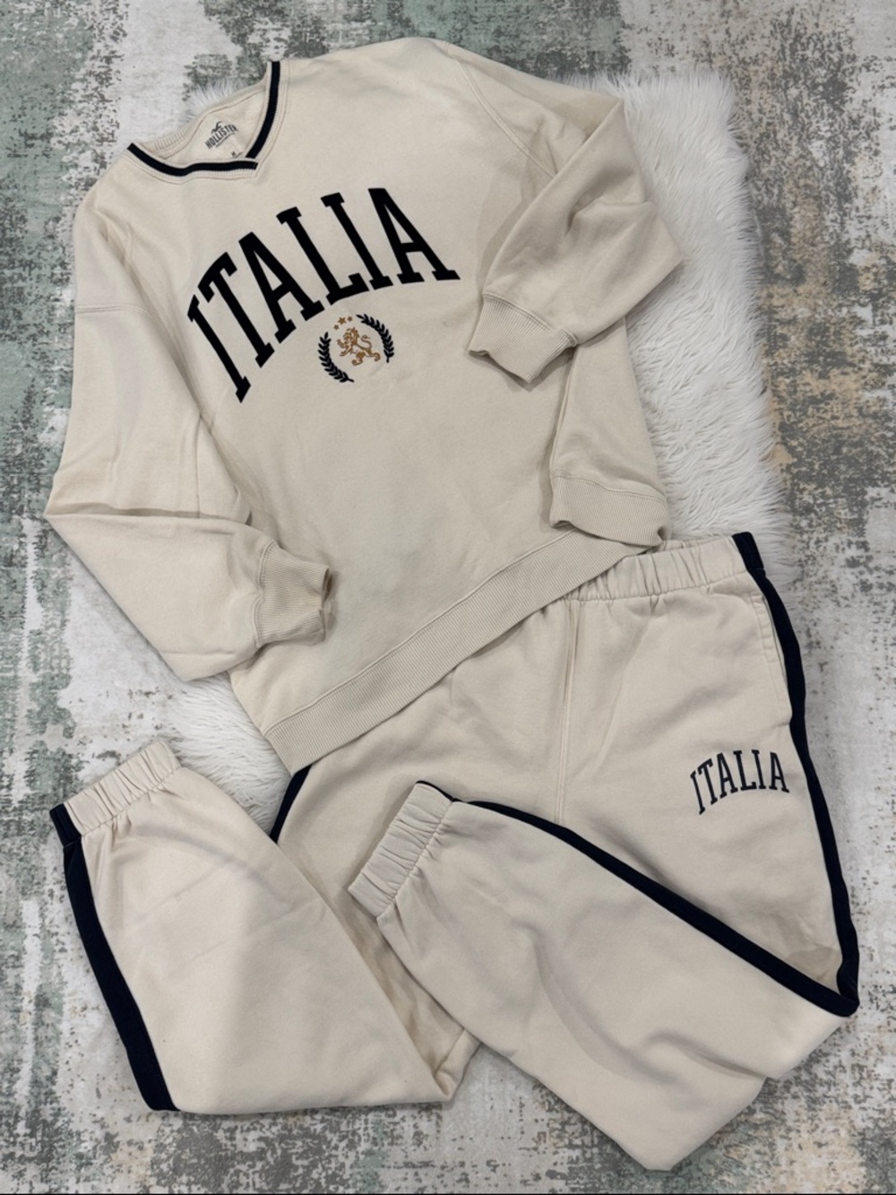 Hollister Italia Cream Sweatshirt & Jogger Set with Navy Trim